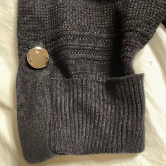 Apt 9 Black knit fitted top size M  ruched sides/textured design silver buttons - Picture 2 of 10